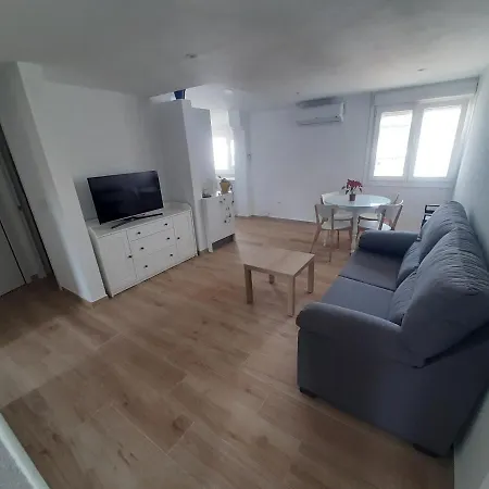 Plaza Andalucia -a 10min Caminando Del Puente Apartment *